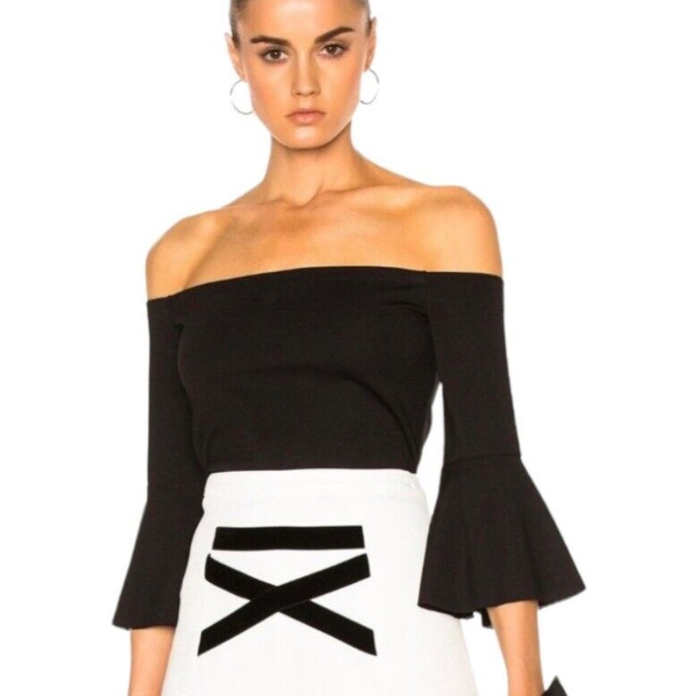 Off shoulder bell sleeve top 🖤 black